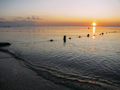 橙色日出在海与波浪