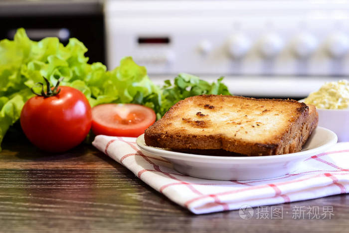 早餐三明治配蔬菜烤面包