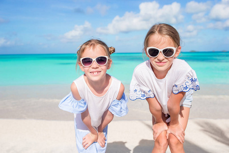 两个美丽的孩子的肖像看在相机背景下的蓝天和绿松石海的美丽的性质