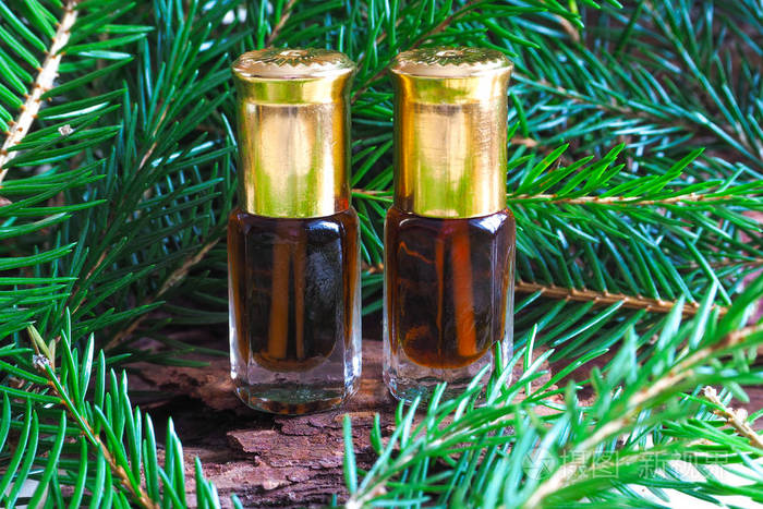 天然杉木油在一个迷你瓶子。按摩油