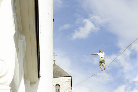 走钢丝的人, 挂在绳子上的男人在空中漫步照片