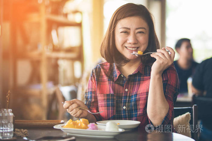 亚洲妇女喜欢吃芒果和糯米