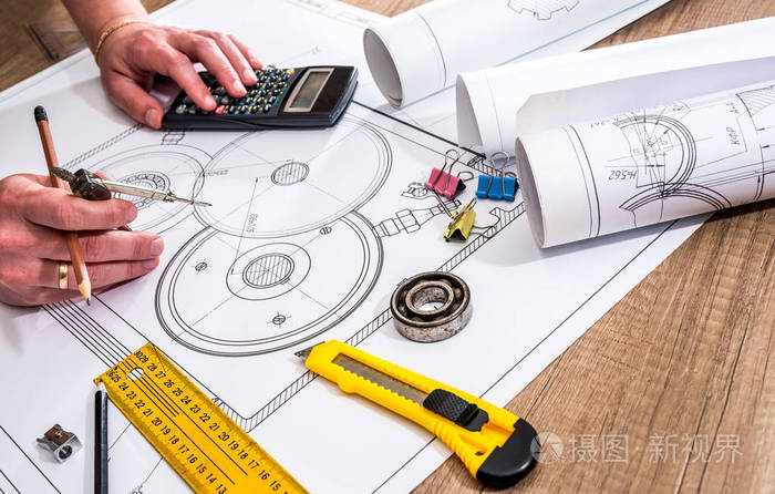 工程师测量绘图的尺寸