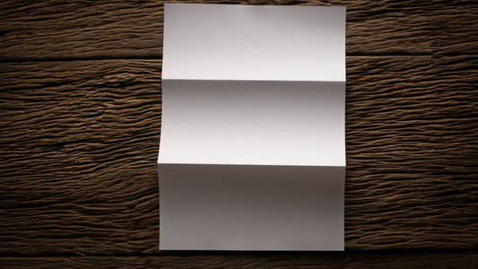 木桌上的空白纸记事本