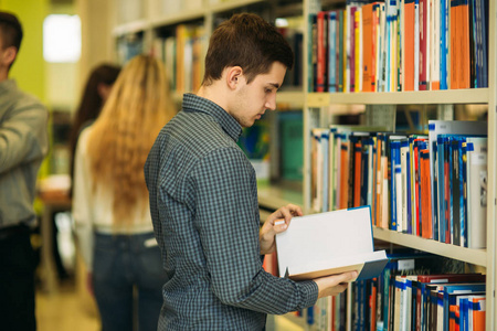 一群学生想找一些有用的文献准备大学考试