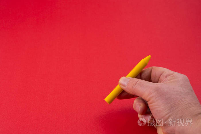 手上的黄色蜡蜡笔