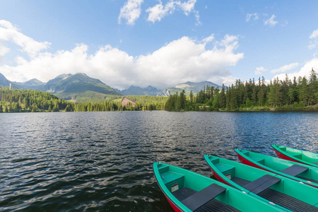 全景图山，越过 Tatra 山脉湖 Strbskepleso。夏天的颜色和游泳的船上