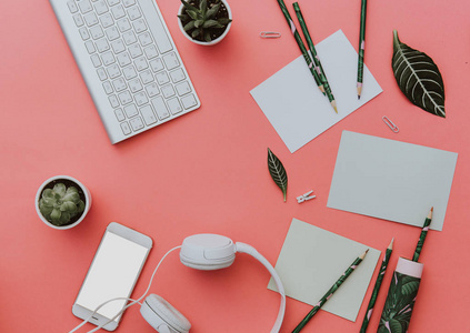 平躺设备和空白空白在粉红色背景。创意工作区