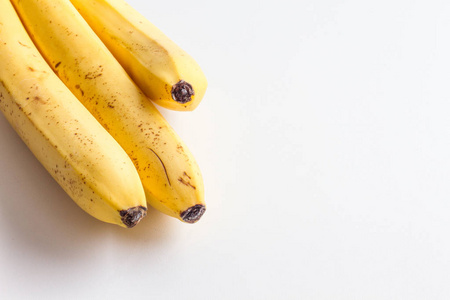 香蕉在白色背景上隔离。三香蕉在白色背景在相片的角落框架
