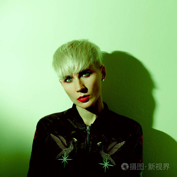 女孩假小子摇滚时尚短发趋势