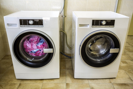 洗衣机中五颜六色的衣服和毛巾