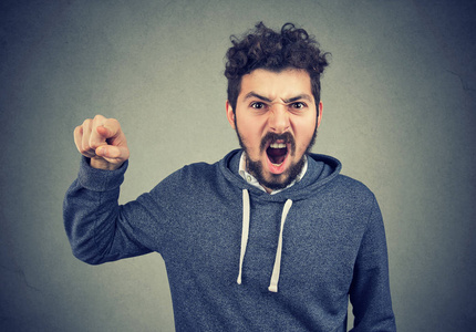 愤怒的年轻人指责某人照片