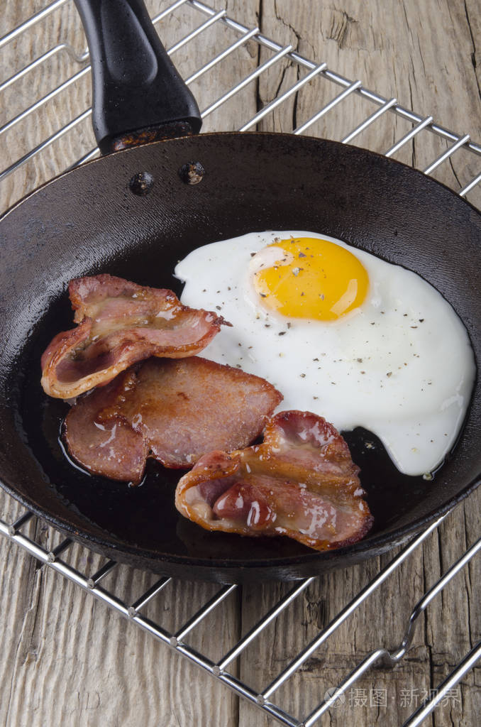 培根和一个煎的鸡蛋在锅里