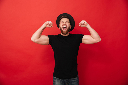 黑色装备尖叫和清洗的狂喜的快乐男子肖像照片