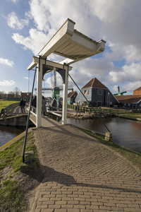 荷兰 Zaandam Zaanse Schans 的桥梁和传统建筑