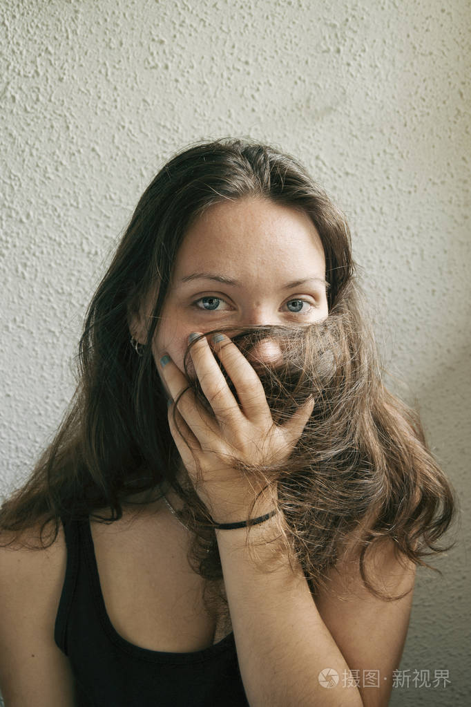 长头发的女孩, 蓝眼睛遮住头发