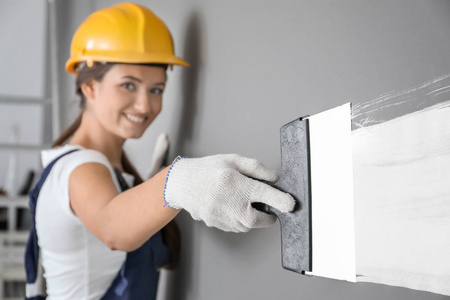 油漆去除在工厂工人使用刮刀木柄刮刀.