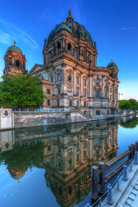柏林大教堂反射在狂欢河在黎明, 德国