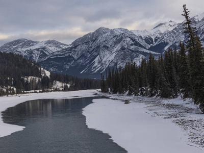 被冻结的湖与山脉在背景, Maligne 湖, 黄头高速公路 16, 碧玉, 碧玉国家公园, 加拿大艾伯塔省