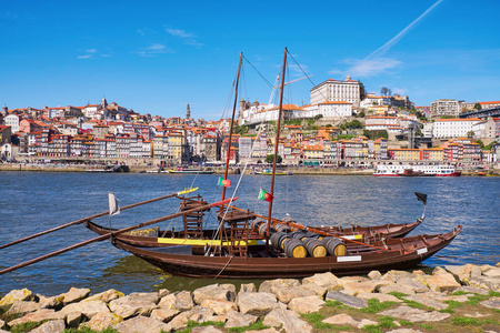 河岸边有一桶波尔图葡萄酒的船。波尔图, 葡萄牙