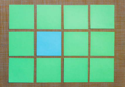 固定, 空白绿色蓝色贴纸在棕色板上。平躺。顶部视图。时间管理规划