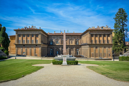 佛罗伦萨Pitti 宫 Pitti 宫殿的花园门面分为四个博物馆 底层的大公爵的金库, 腭廊和一楼的皇家公寓, 现代美术馆