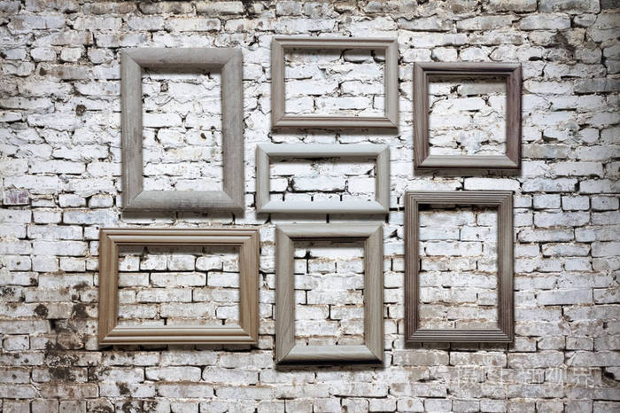 砖墙上的旧相框照片-正版商用图片049hu0-摄图新视界