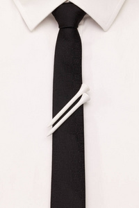 白色衬衣和黑色领带的细节与高尔夫球设计