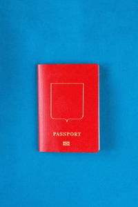 红色护照在蓝色背景下