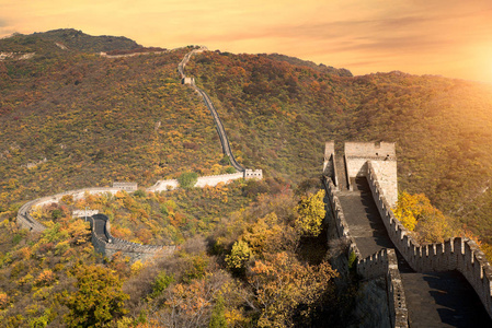 中国长城远观压缩塔及墙体图片
