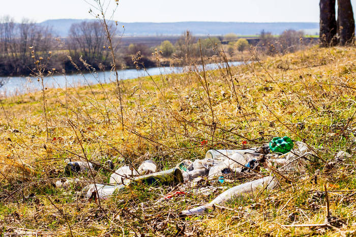 一堆垃圾在河岸上环境污染生态