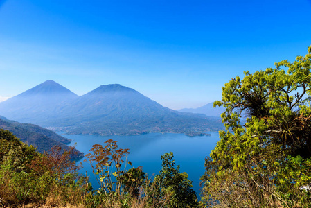 危地马拉高地阿特蒂兰湖湖和全景图