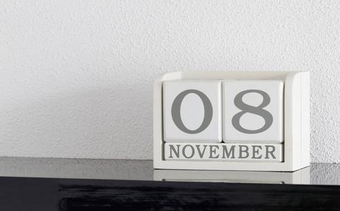白色方块式日历当前日期8和月11月