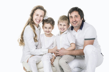 家庭画像 父母与女儿和儿子在白色背景