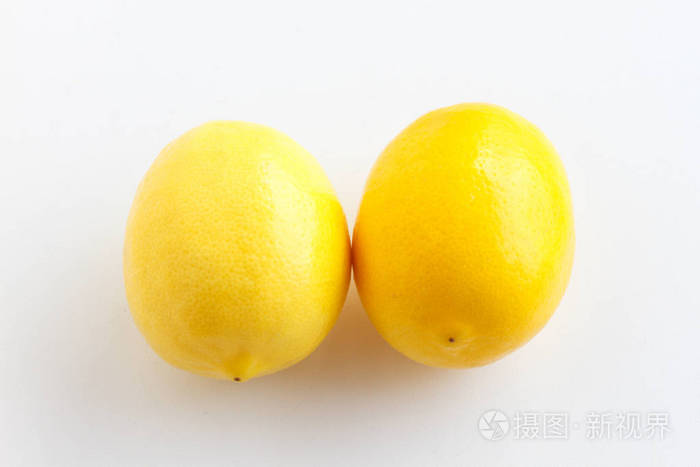 在白色背景上的两个柠檬