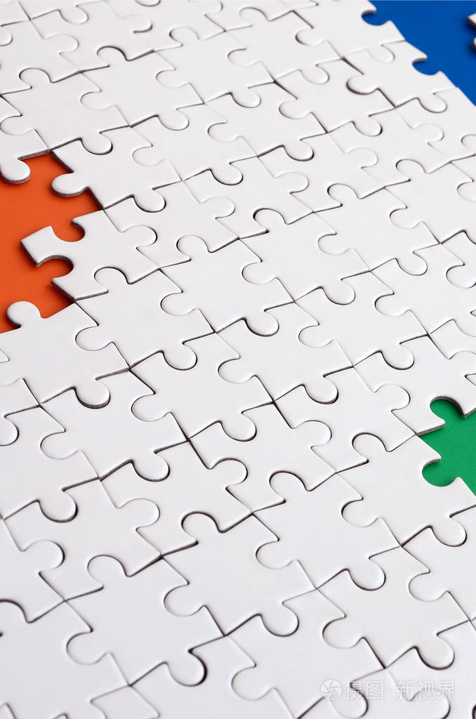 特写纹理的白色拼图在装配条件与缺少的元素, 在不同颜色的表面