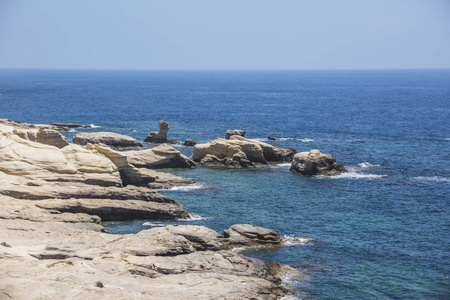 帕福斯附近的海洞穴。塞浦路斯风景。白色悬崖