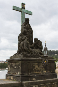 布拉格查尔斯桥的古代雕塑。捷克共和国