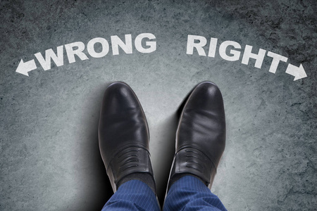 抉择商人脚面临两难抉择困境照片