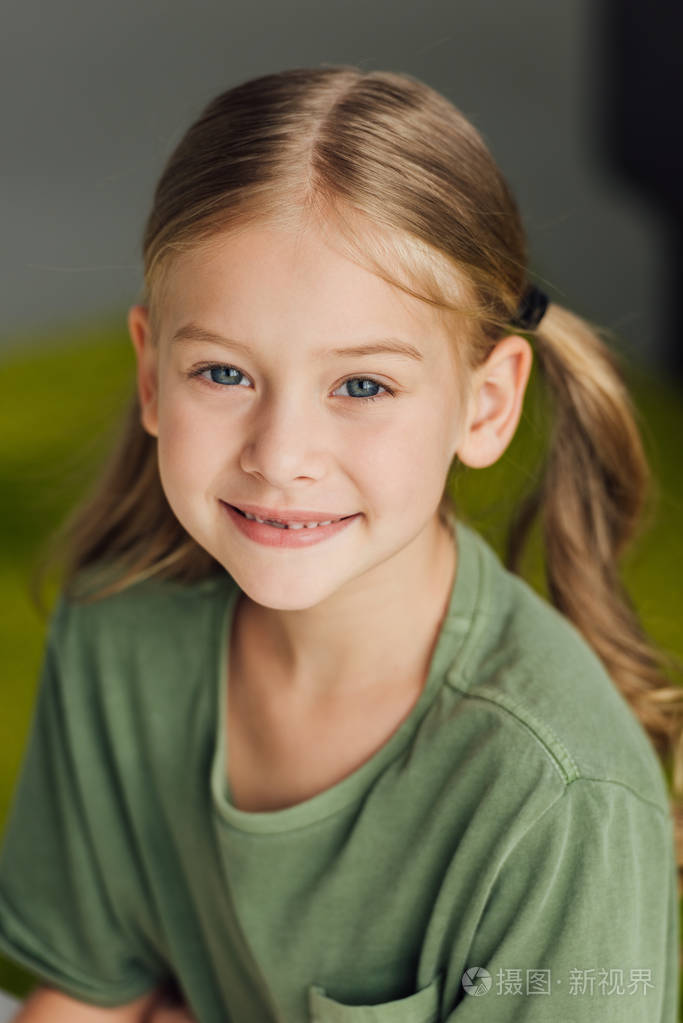 可爱的小孩子的肖像在照相机微笑