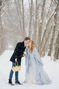 冬天在下雪时对大自然的情侣