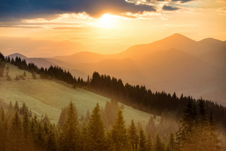 美丽的戏剧性夕阳在山中。景观与橙色云层的阳光