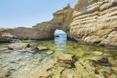 帕福斯附近的海洞穴。塞浦路斯风景。白色悬崖