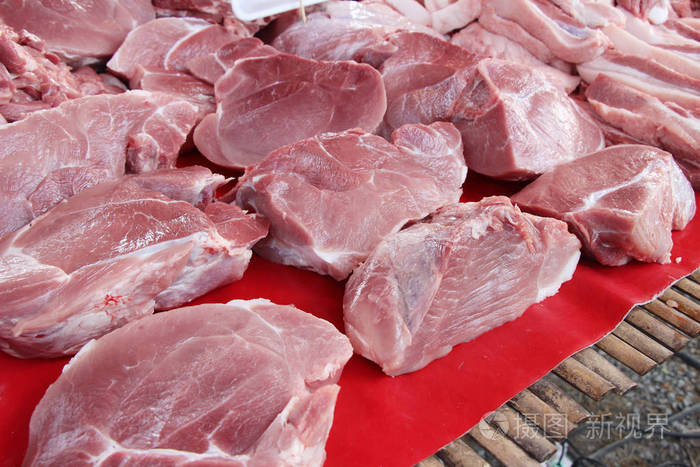 在街头食用的生猪肉