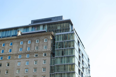 加拿大蒙特利尔的现代公寓大楼, 窗户很大