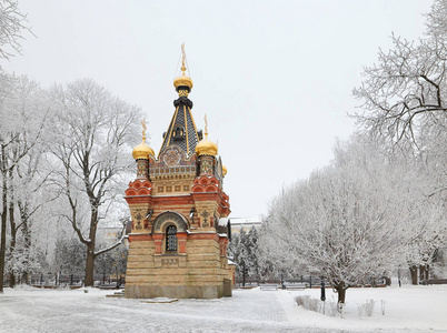 戈梅利, 白俄罗斯2018年1月23日 圣殿在彼得和保罗大教堂在城市公园在冰冷的霜冻