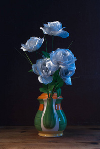 创意花瓶中的人造玫瑰图片