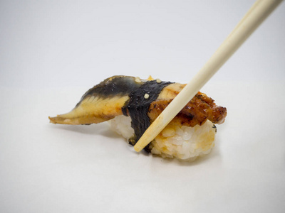 用筷子准备吃鳗鱼寿司配酱, 日语 f