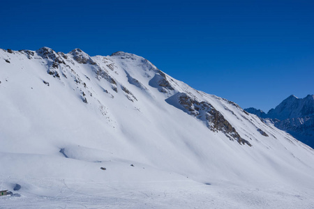 白雪皑皑的山顶