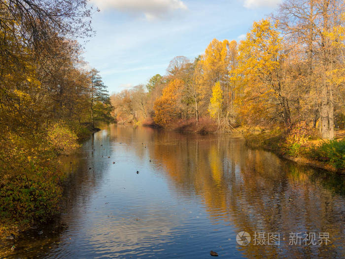 秋天公园里的河流